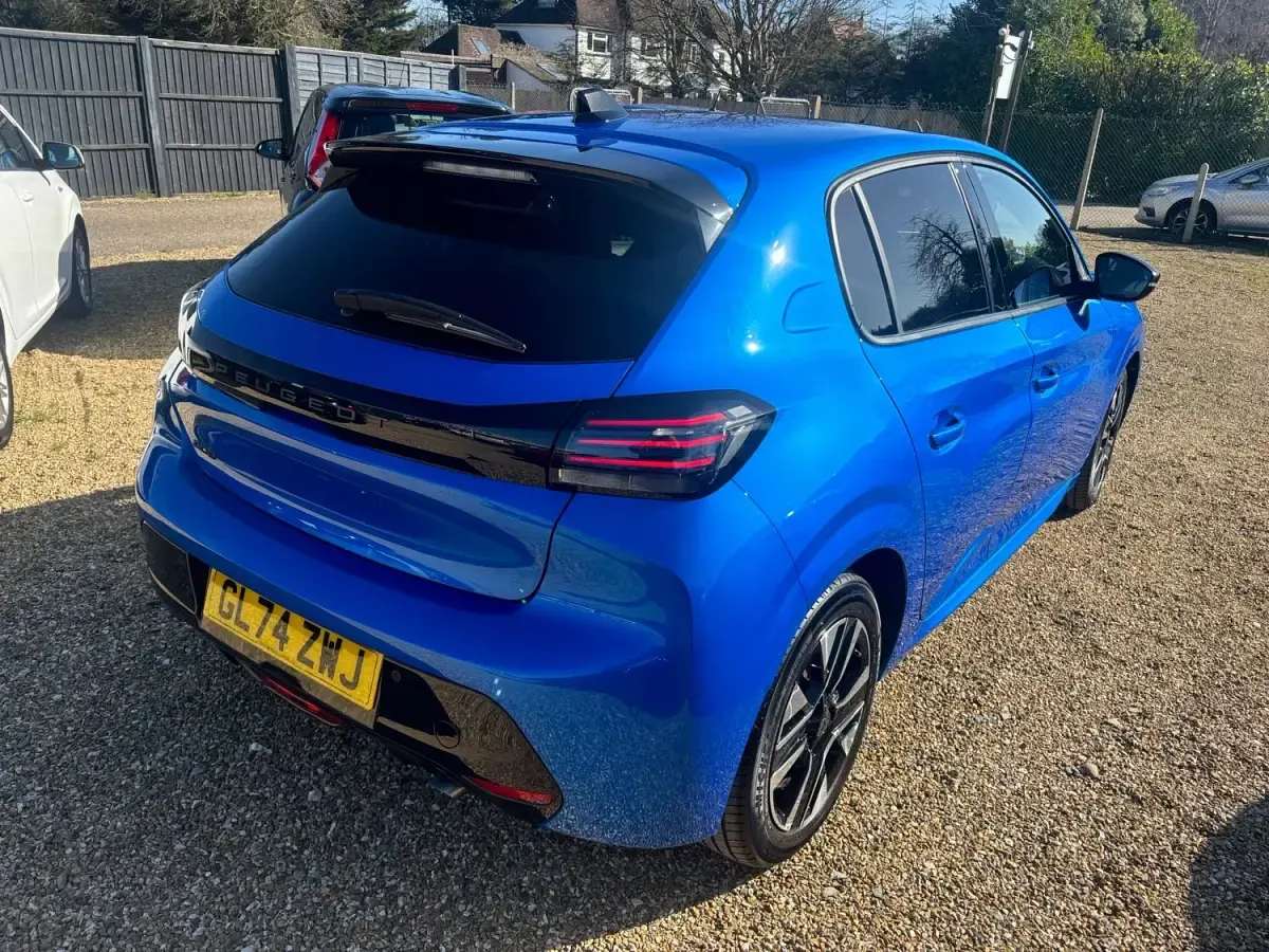 Second-hand Peugeot 208 Allure 100 CP (73 kW) 2024 Albastru Hatchback
