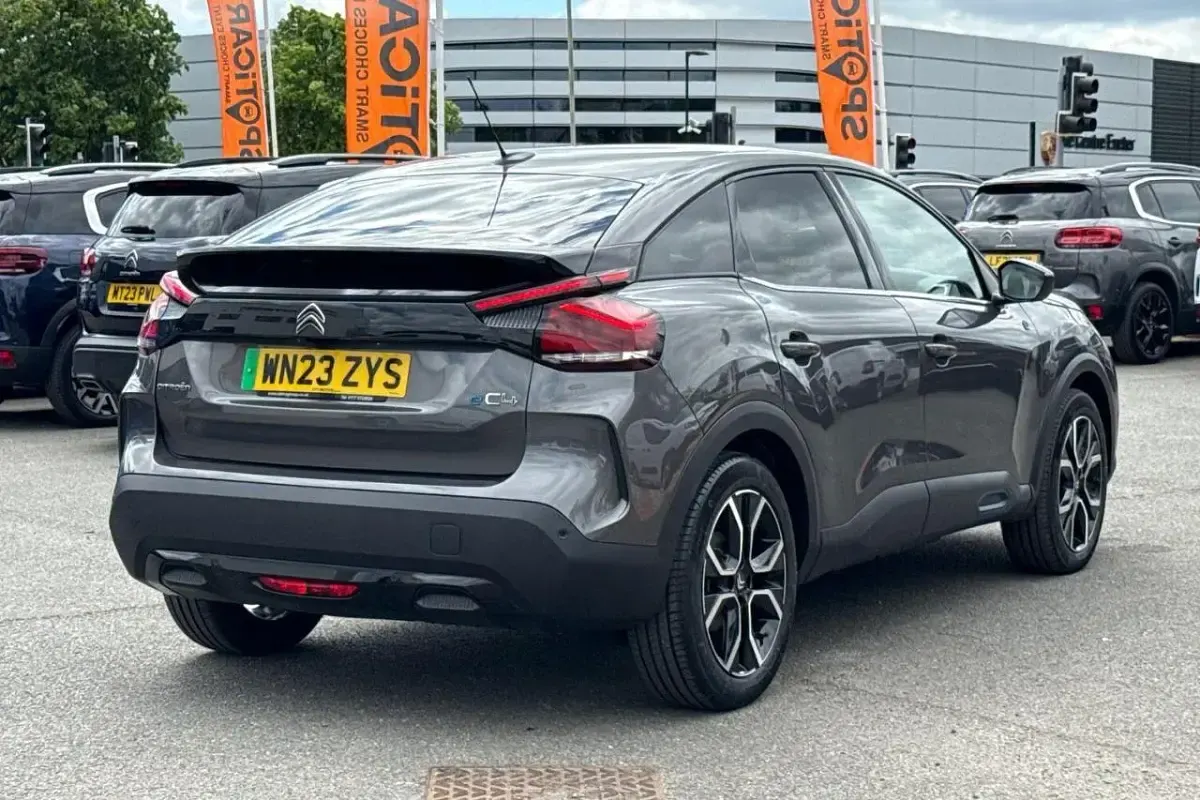 Usado Citroën e-C4 Shine 100 kW (136 CV) 2023 Gris Utilitario