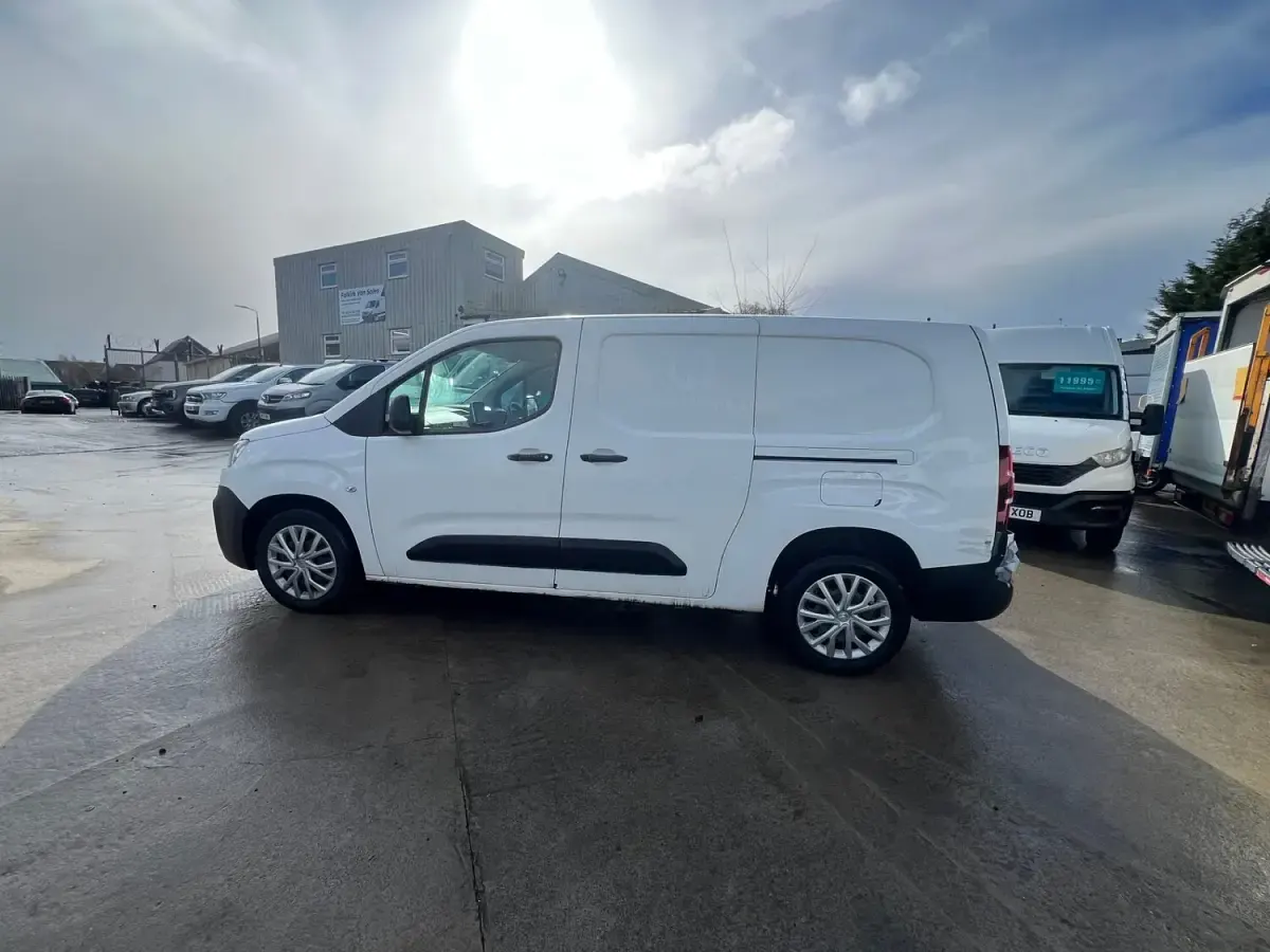 Used Citroën Berlingo 100 HP (73 kW) 2020 White MPV