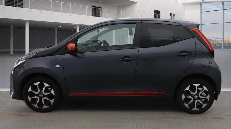 Usado Toyota Aygo Trend 72 HP (52 kW) 2021 Cinzento Citadino