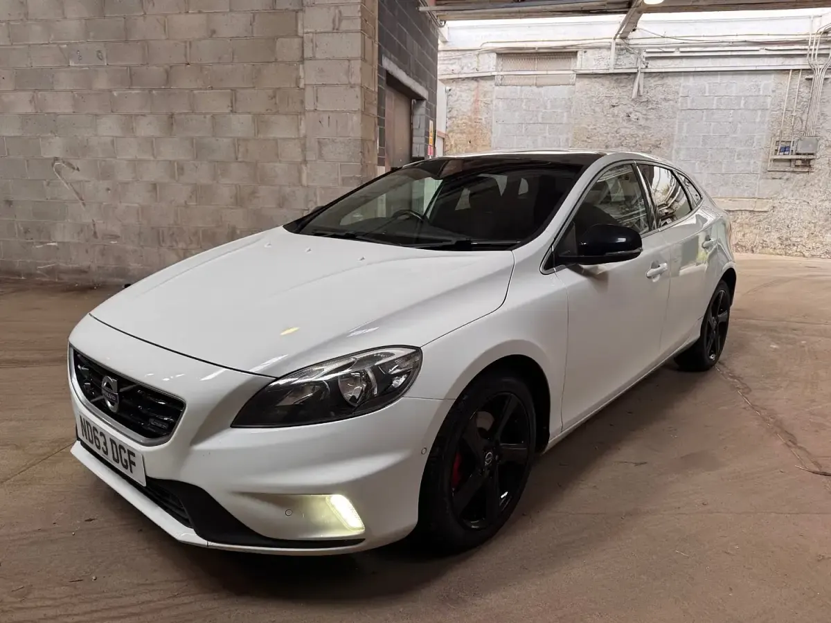 Used Volvo V40 R-Design 115 HP (84 kW) 2014 White Hatchback
