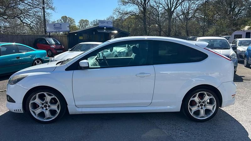 Used Ford Focus Zetec 123 HP (90 kW) 2010 White Hatchback