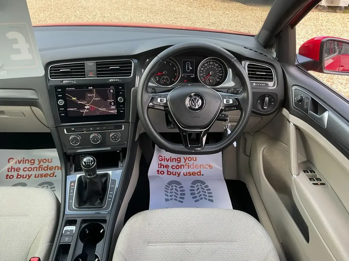 Used VW Golf VII SE 125 HP (91 kW) 2017 Red Hatchback