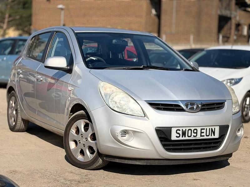 Used Hyundai i20 Comfort 101 HP (74 kW) 2009 Silver Hatchback