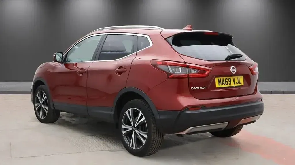 Used Nissan Qashqai N-Connecta 140 HP (102 kW) 2019 Red SUV