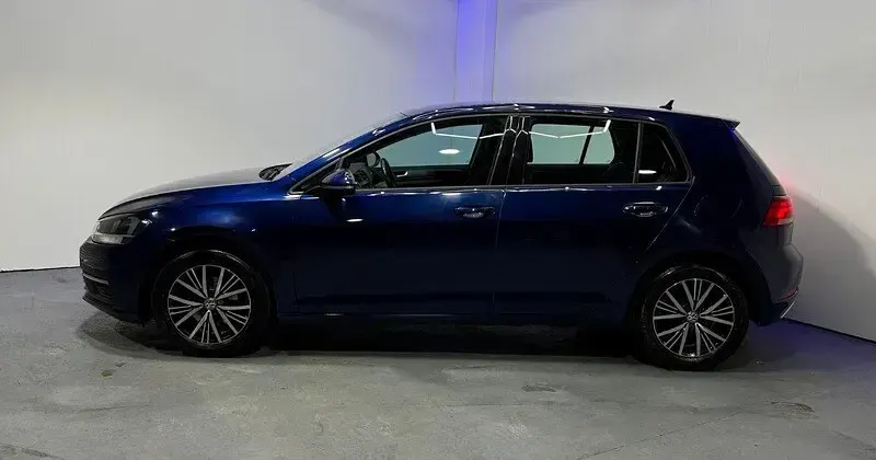 Used VW Golf VII SE 110 HP (80 kW) 2018 Blue Hatchback