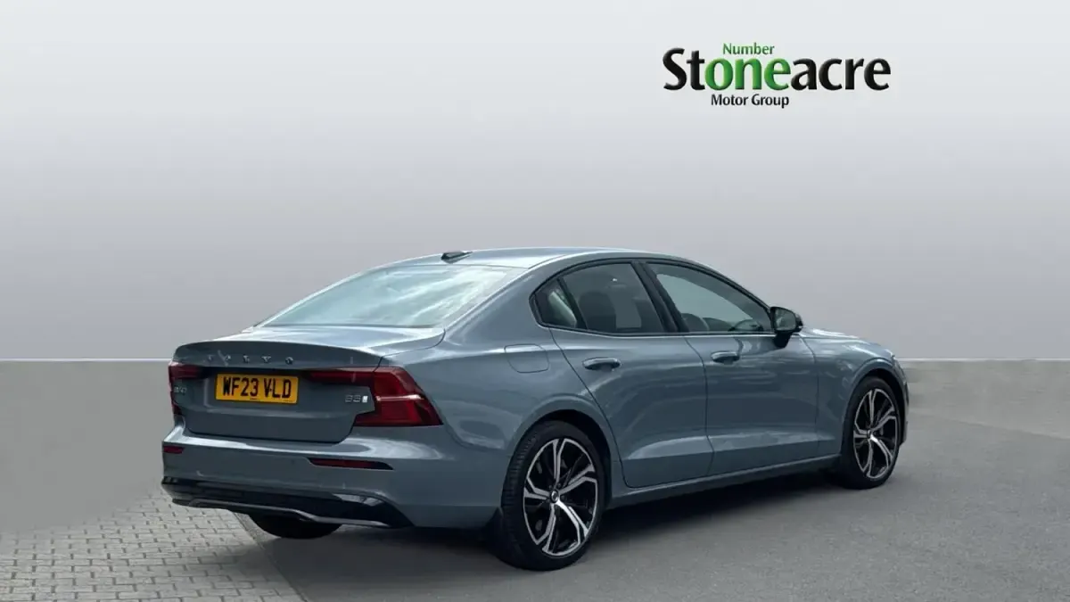 Usado Volvo S60 Plus 250 HP (183 kW) 2023 Cinzento Sedan