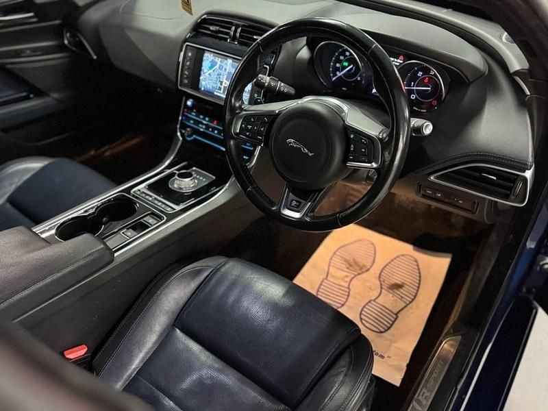 Używany Jaguar XE R-Sport 163 KM (119 kW) 2016 Niebieski Sedan/Limuzyna