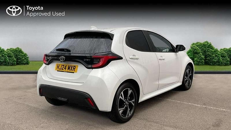 Used Toyota Yaris Hybrid Design 116 HP (85 kW) 2024 White Hatchback