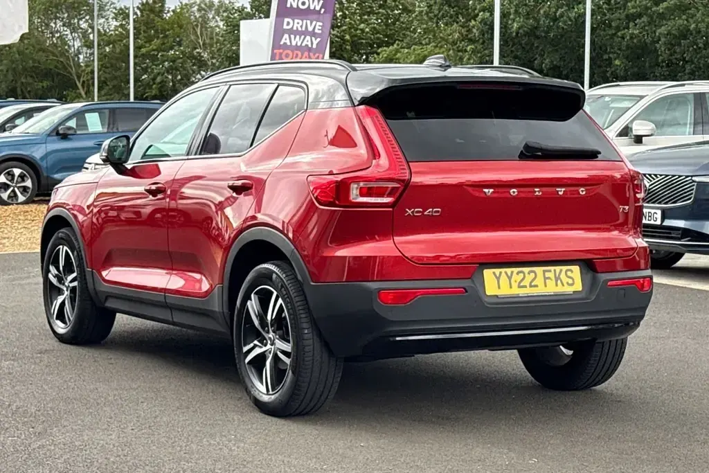 Used Volvo XC40 R-Design 161 HP (118 kW) 2022 Red SUV