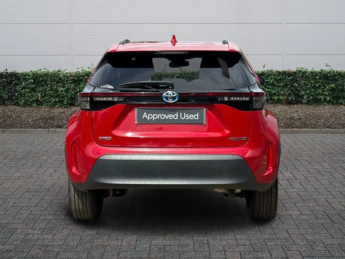 Used Toyota Yaris Hybrid Design 2022 Red Estate
