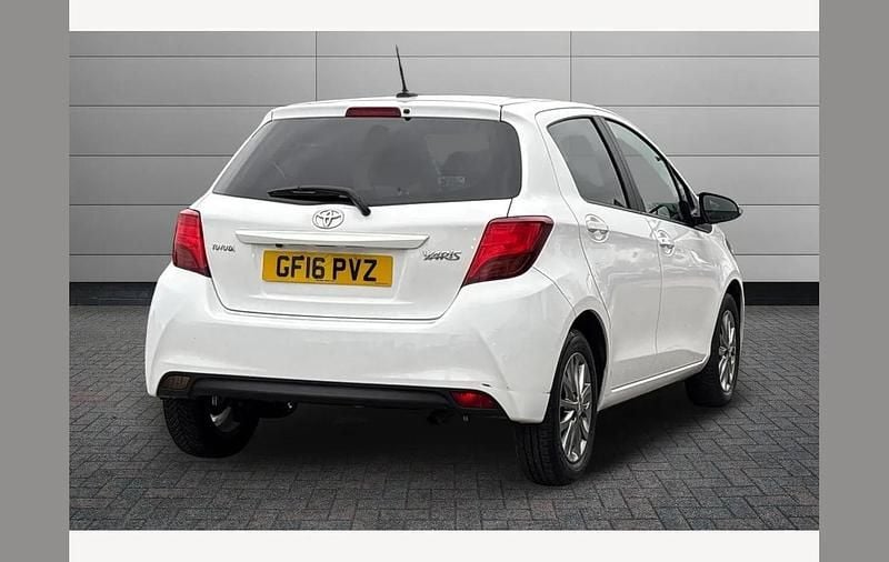 Used Toyota Yaris 99 HP (72 kW) 2016 White Hatchback