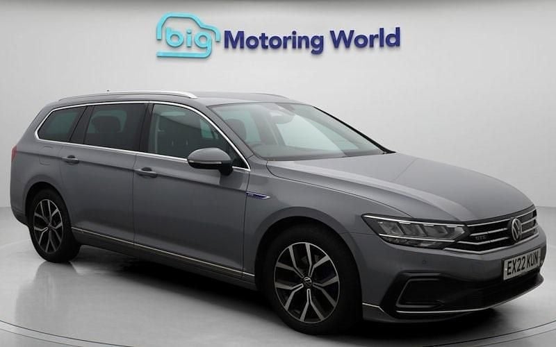 Used 2024 VW Passat GTE Estate | £14,600 (Good price) - Image 1/4