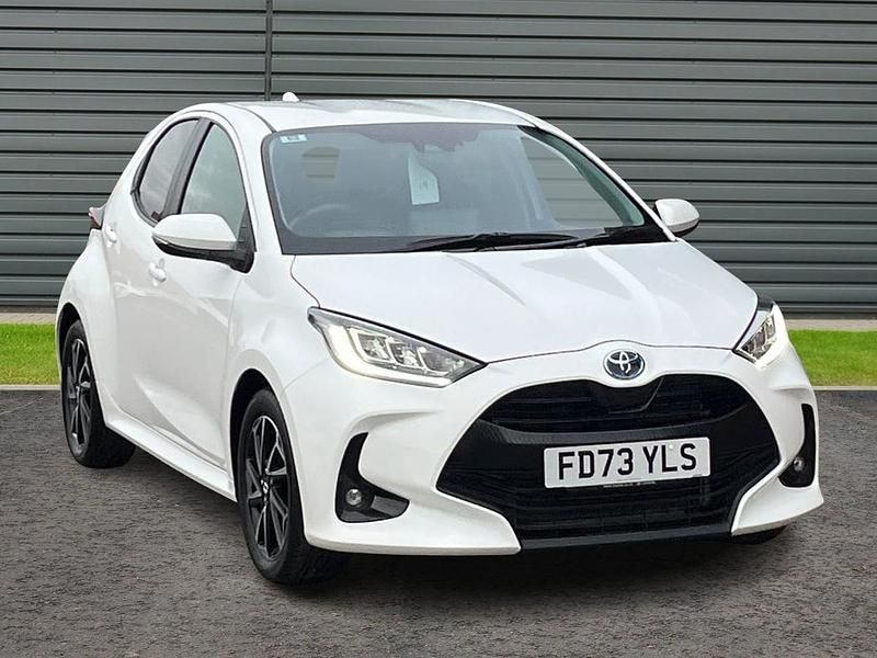 Used Toyota Yaris Hybrid Design 2024 White Hatchback