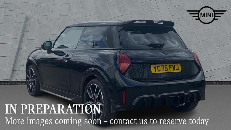 Usado Mini Cooper Hatch 113 kW (154 CV) 2025 Negro Utilitario