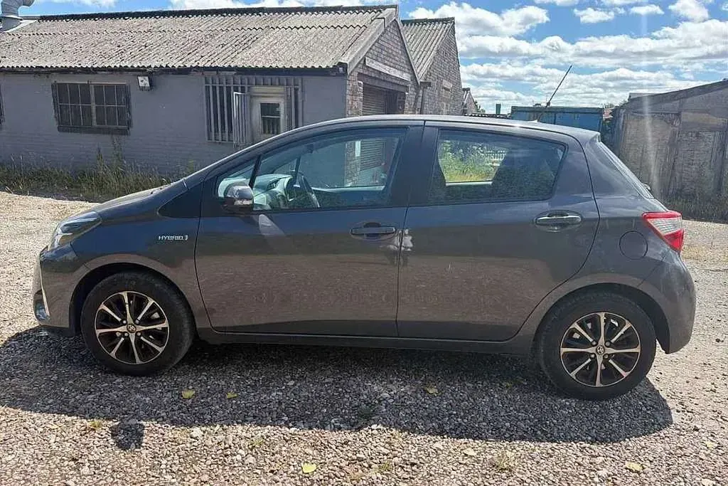 Used Toyota Yaris Hybrid 99 HP (72 kW) 2019 Grey Hatchback