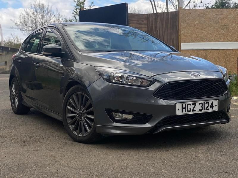 Used Ford Focus ST-Line 125 HP (91 kW) 2017 Grey Hatchback