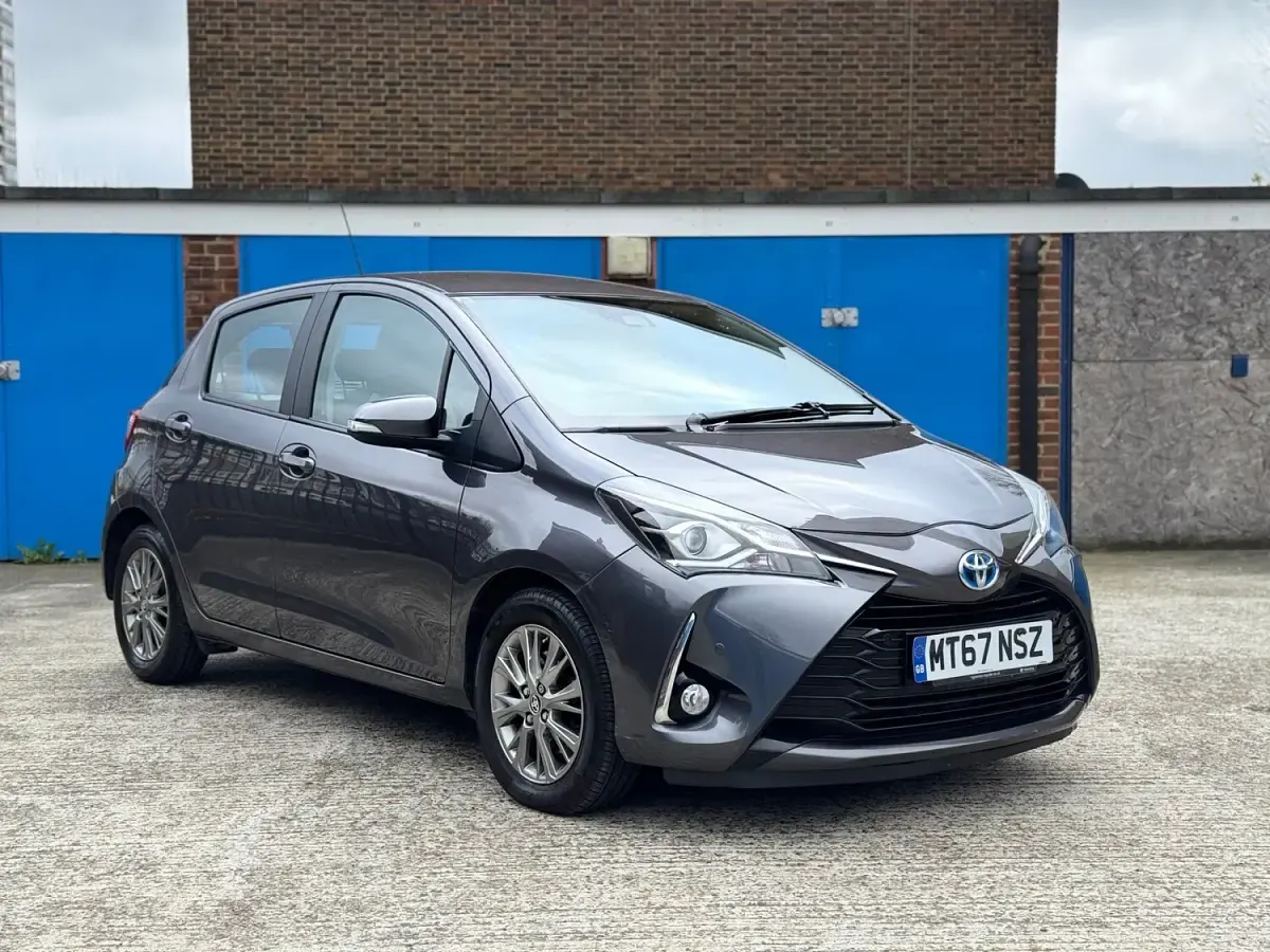 Używany Toyota Yaris Hybrid 2017 Szary Hatchback
