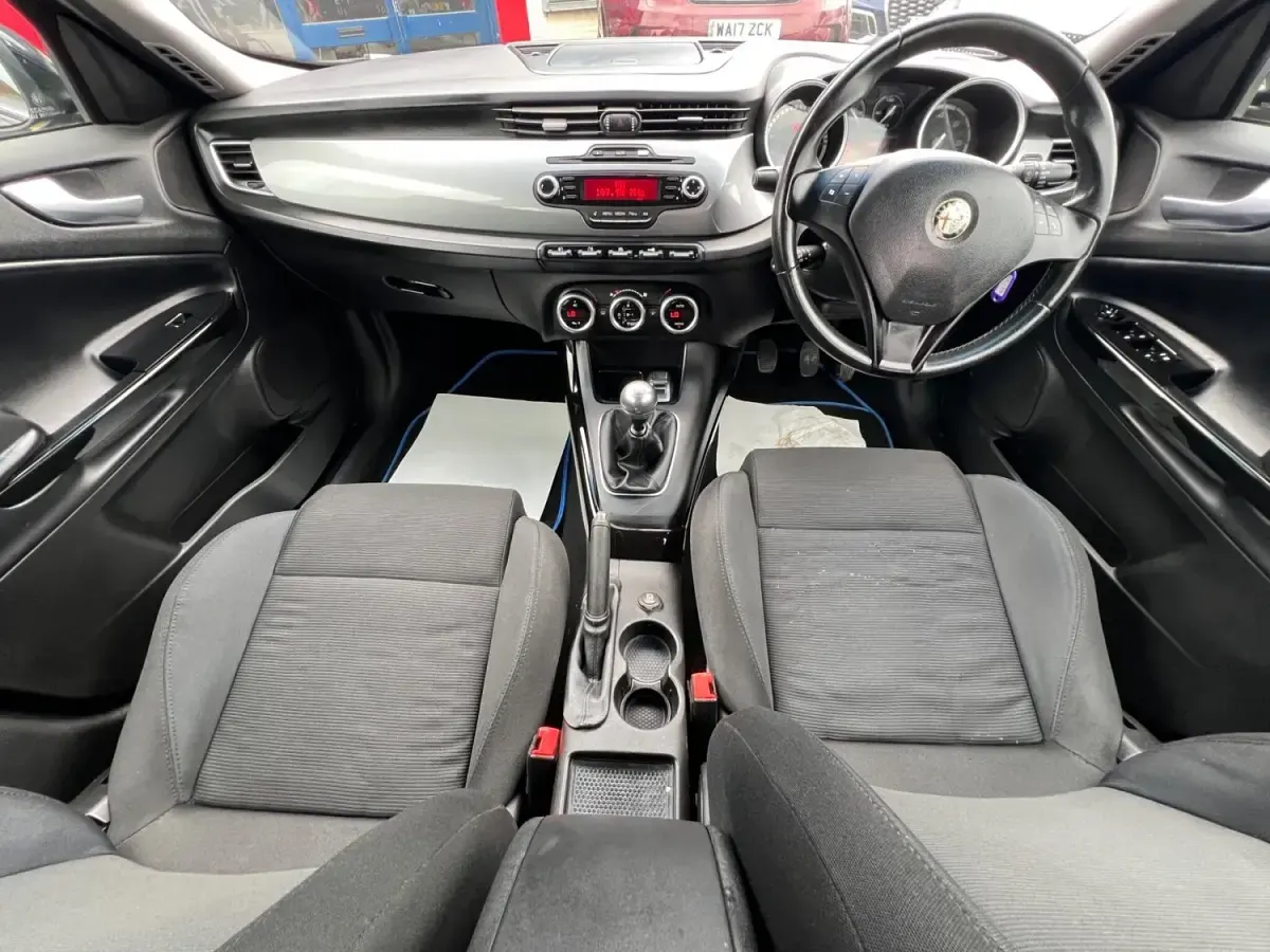 Begagnad Alfa Romeo Giulietta Lusso 2013 Svart Halvkombi