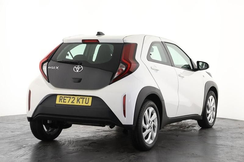 Used Toyota Aygo X PURE 72 HP (52 kW) 2022 White SUV