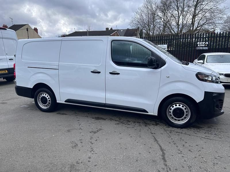 Used Vauxhall Vivaro 100 HP (73 kW) 2022 White MPV
