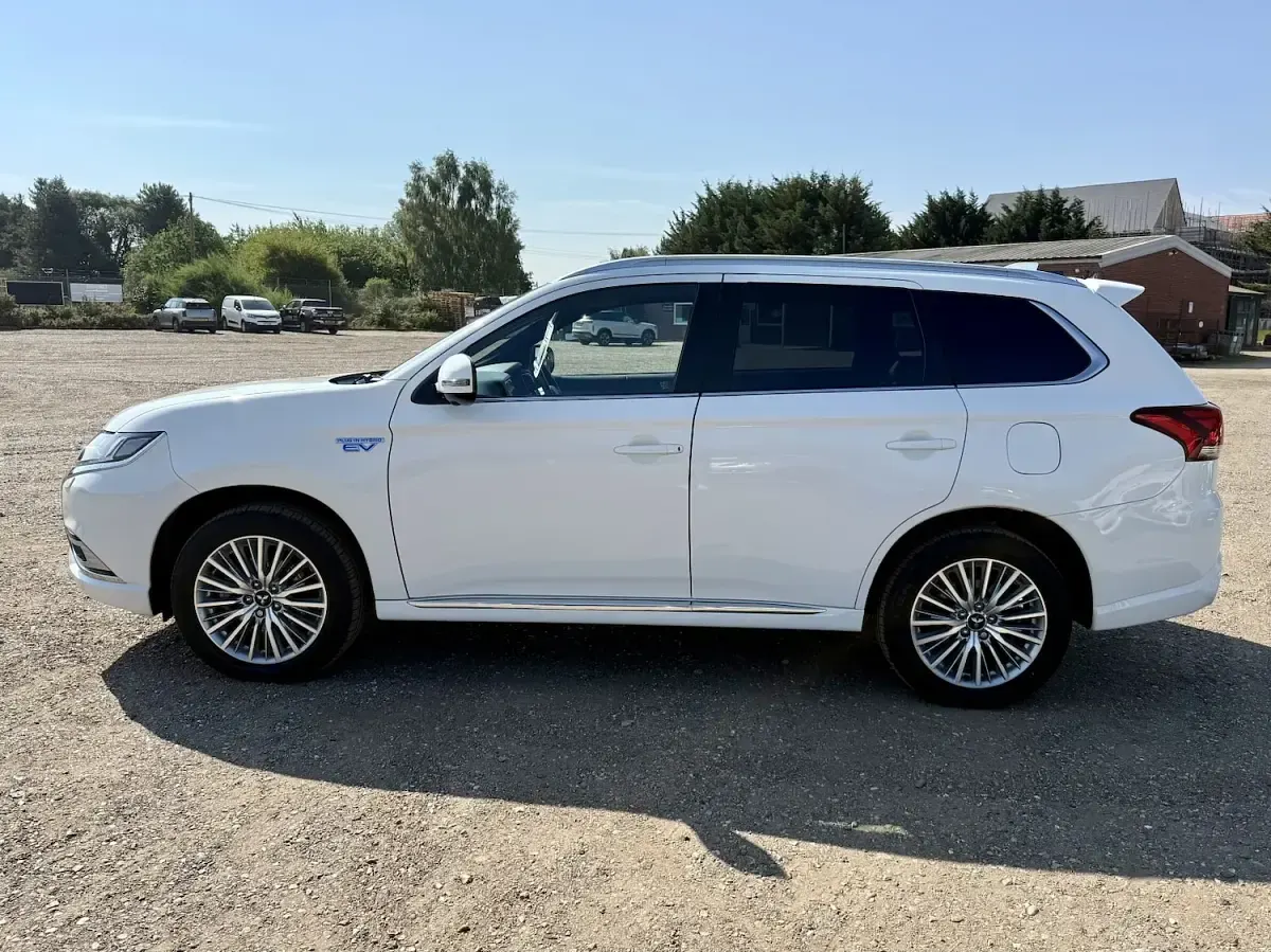 Used Mitsubishi Outlander P-HEV 206 HP (151 kW) 2018 White Estate