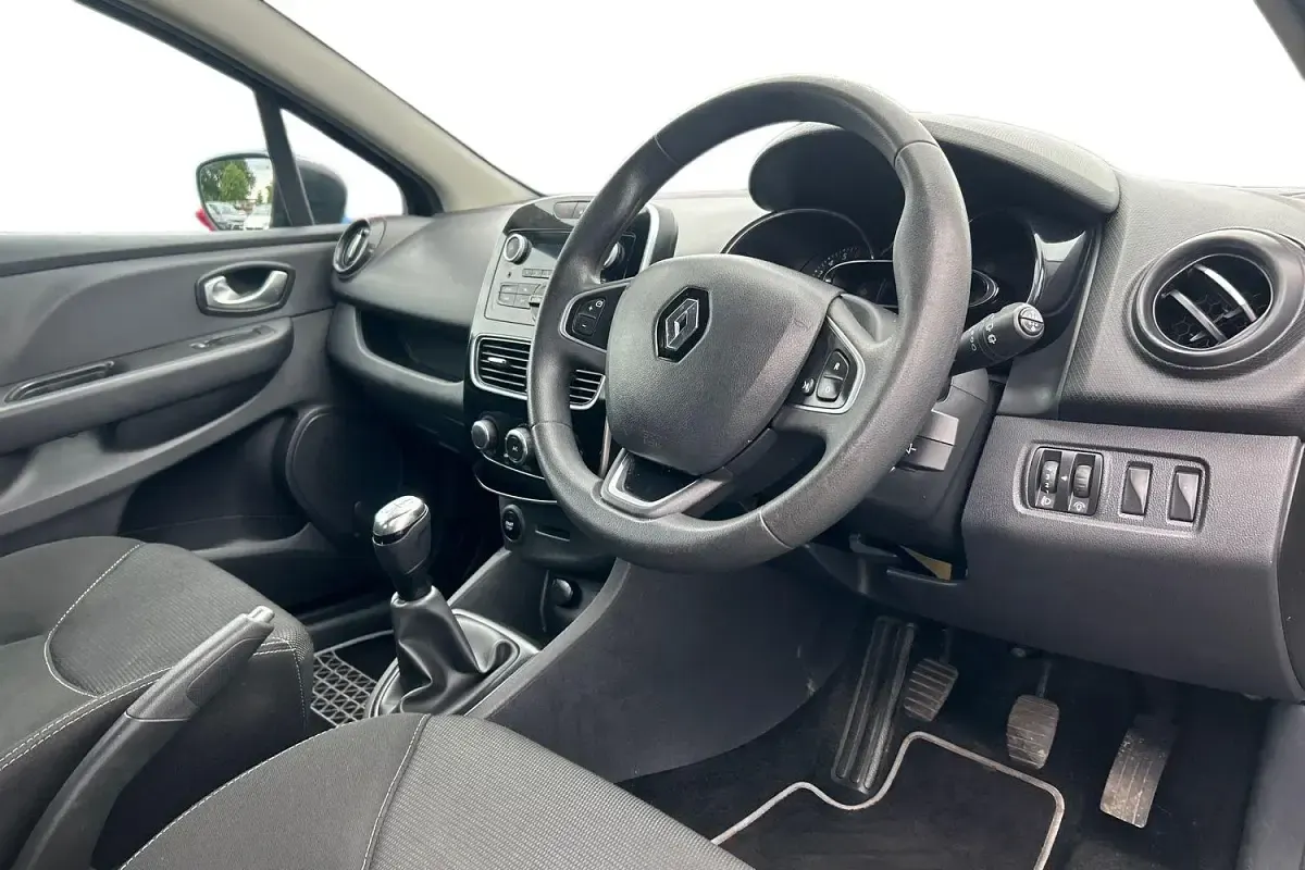 Used Renault Clio Play 75 HP (55 kW) 2017 Black Hatchback