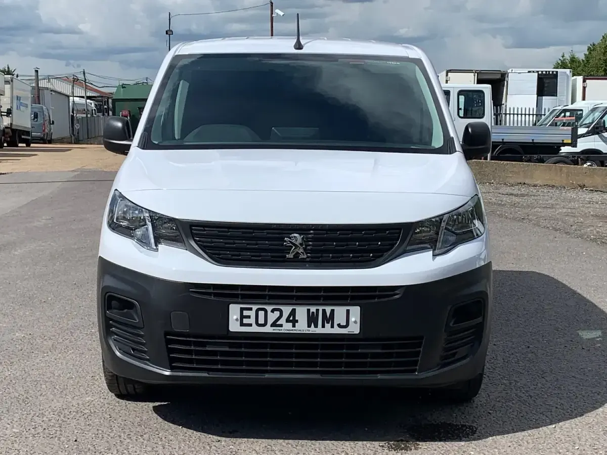 Begagnad Peugeot Partner Premium 131 HK (96 kW) 2024 Vit Minibuss
