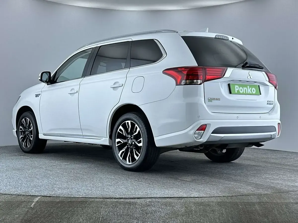 Used Mitsubishi Outlander P-HEV 2015 White Estate