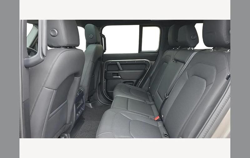 Used Land Rover Defender SE Dynamic 250 HP (183 kW) 2024 Silver SUV