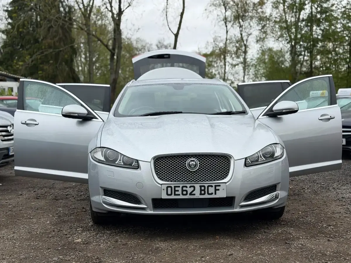 Used Jaguar XF Sportbrake Portfolio 200 HP (147 kW) 2012 Silver Estate