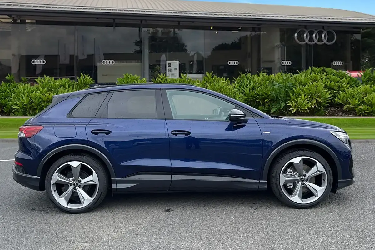 Nouă Audi Q4 e-tron Black Edition 210 kW (286 CP) 2026 Albastru SUV