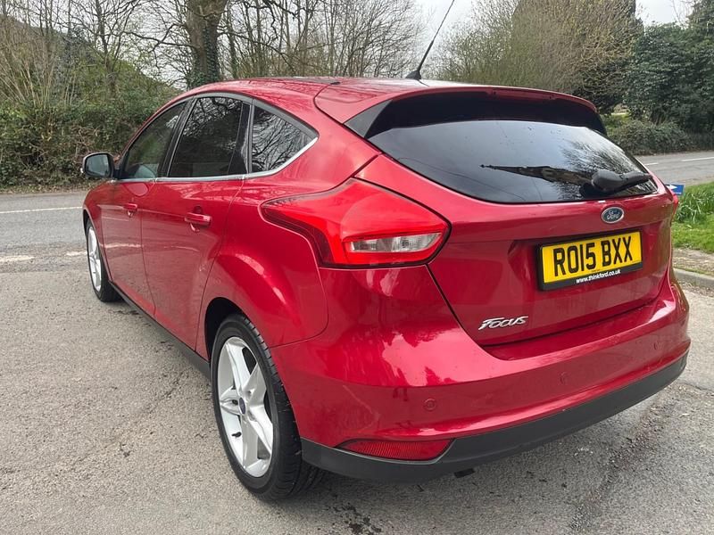 Used Ford Focus Titanium 120 HP (88 kW) 2015 Red Hatchback