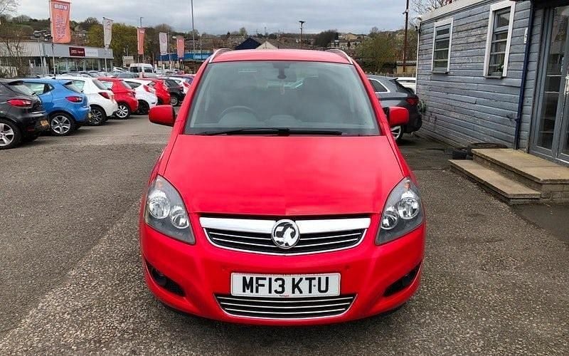 Used Vauxhall Zafira Design Edition 116 HP (85 kW) 2013 Red MPV