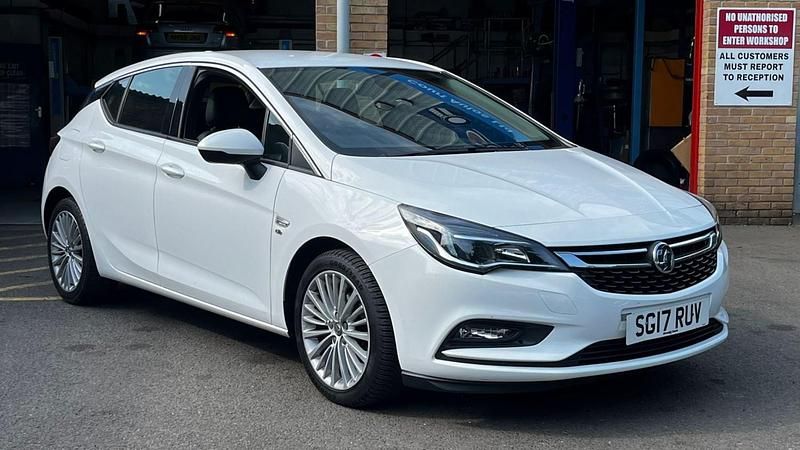 Second-hand Vauxhall Astra Edition 2021 Alb Hatchback