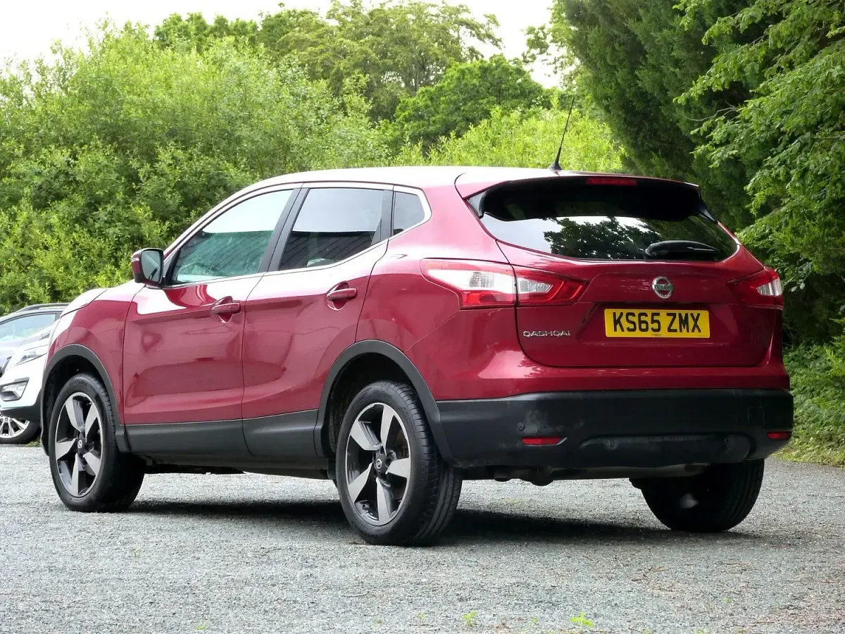 Used Nissan Qashqai N-TEC 130 HP (95 kW) 2016 Red SUV
