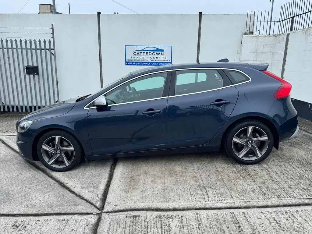 Used Volvo V40 R-Design 190 HP (139 kW) 2015 Blue Hatchback