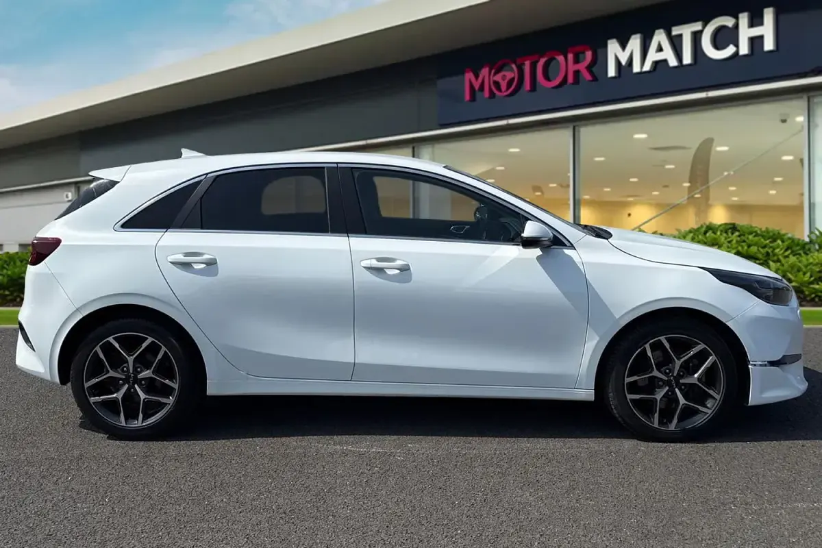 Used Kia Ceed 2023 White Hatchback