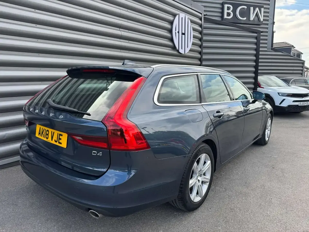 Used Volvo V90 Momentum 187 HP (137 kW) 2018 Blue Estate