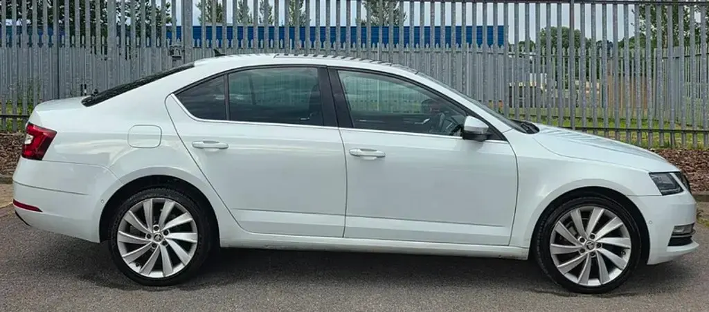 Used Skoda Octavia LAURIN & KLEMENT 150 HP (110 kW) 2017 White Hatchback
