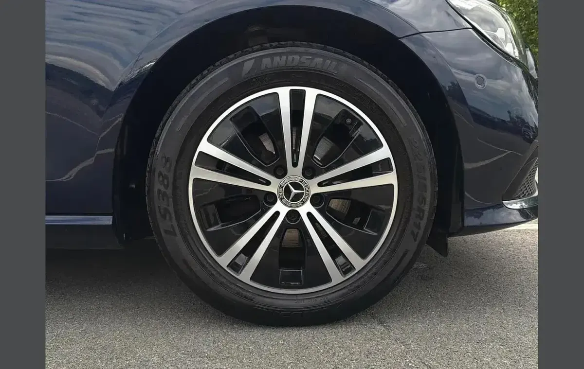 Używany Mercedes E220 191 KM (140 kW) 2021 Niebieski Sedan/Limuzyna