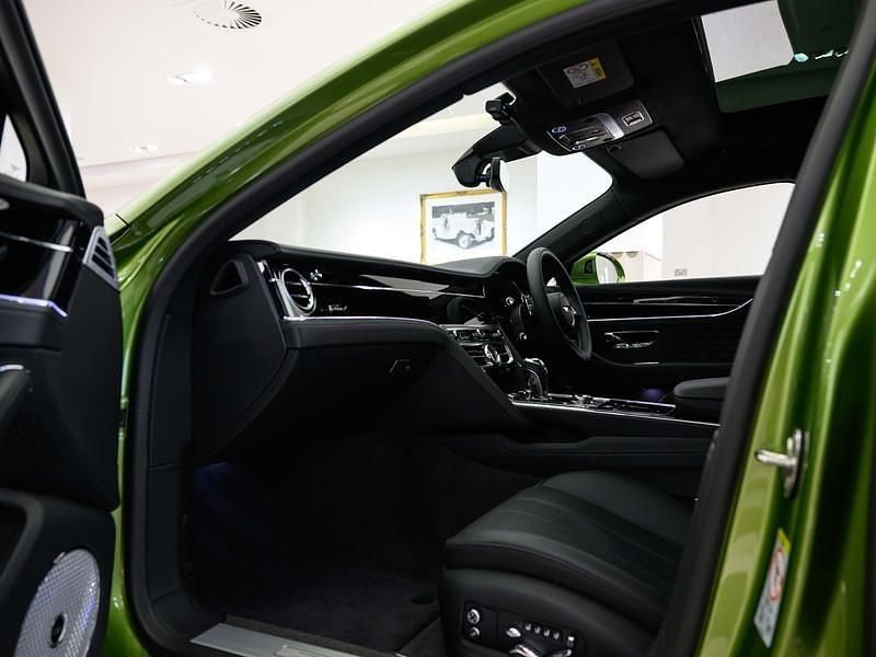 New Bentley Flying Spur 770 HP (566 kW) 2025 Tourmaline green Sedan