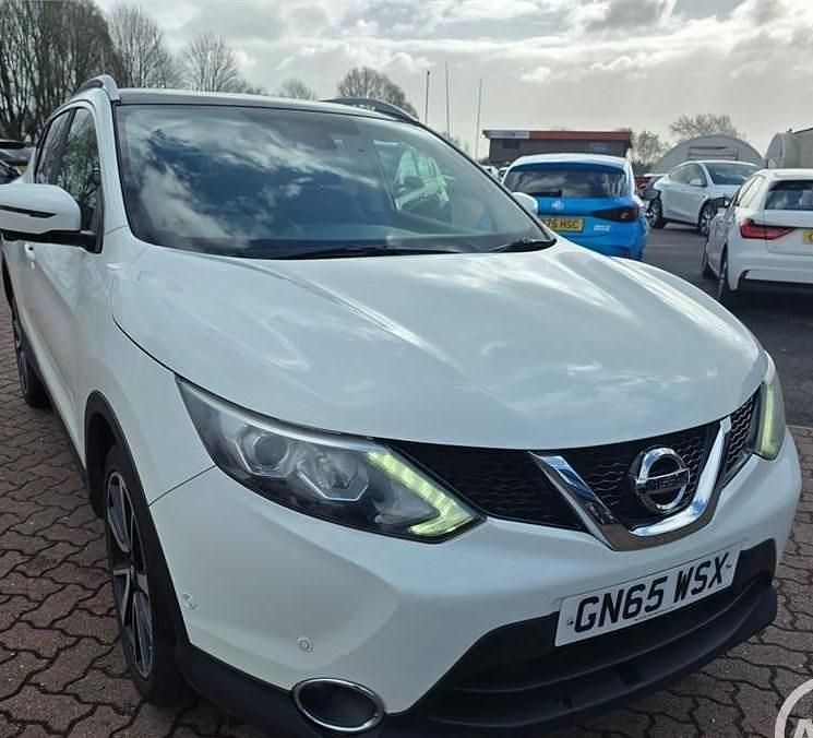 Used Nissan Qashqai Tekna 2015 Pure white SUV