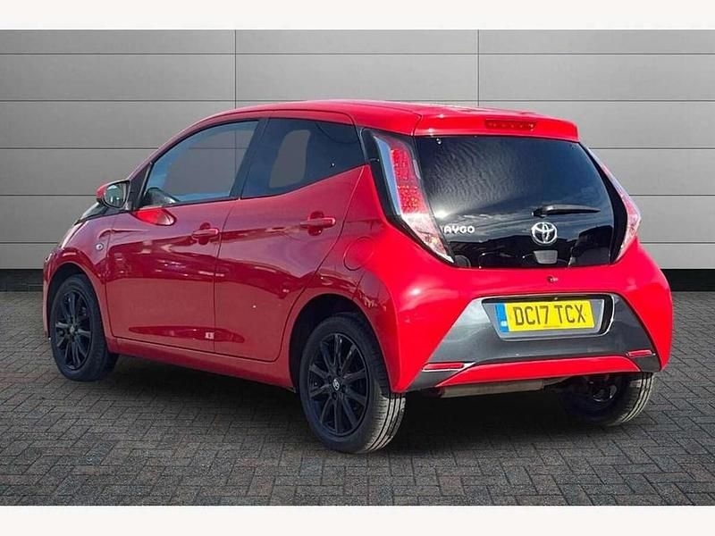 Used Toyota Aygo x-style 69 HP (50 kW) 2017 Red Hatchback