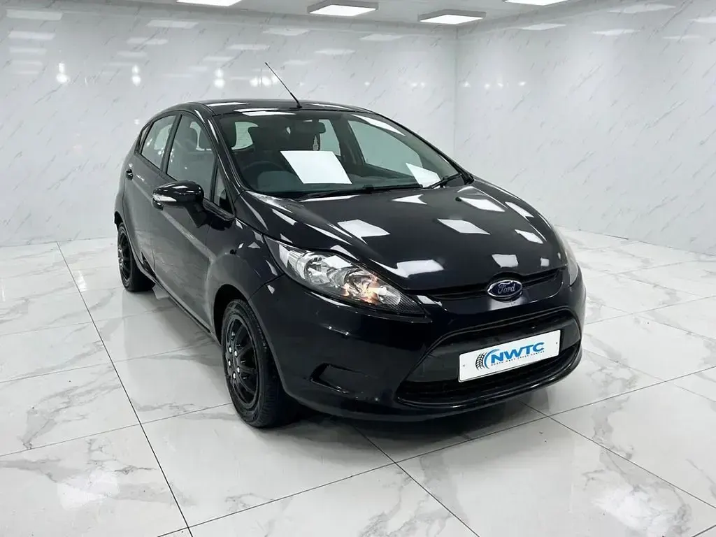Begagnad Ford Fiesta 2010 Svart Halvkombi