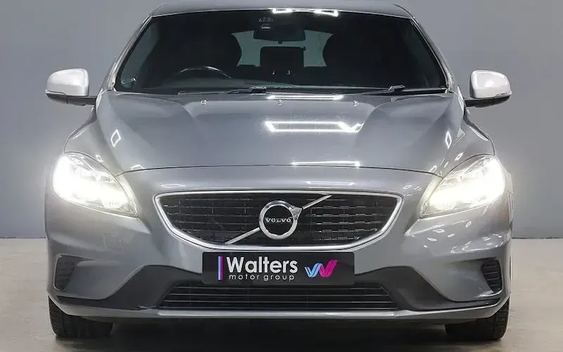 Used Volvo V40 R-Design 122 HP (89 kW) 2018 Hatchback
