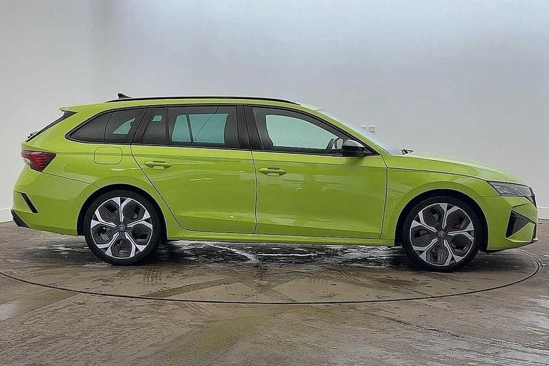 Used Skoda Octavia vRS 265 HP (194 kW) 2025 Hyper green Estate
