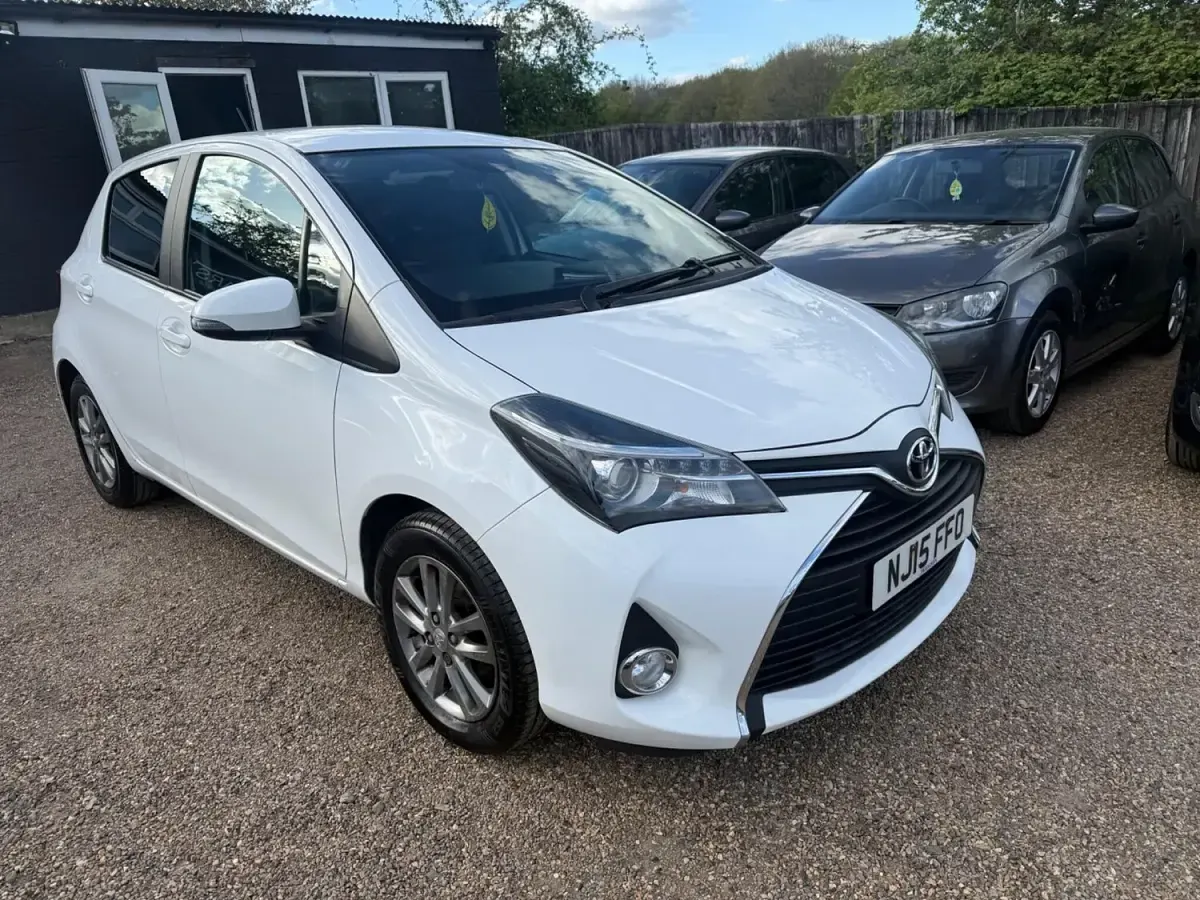 Used Toyota Yaris 99 HP (72 kW) 2015 White Hatchback