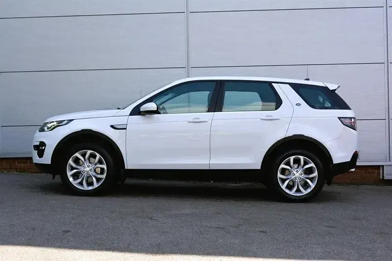 Used Land Rover Discovery Sport HSE 190 HP (139 kW) 2015 Fuji white SUV