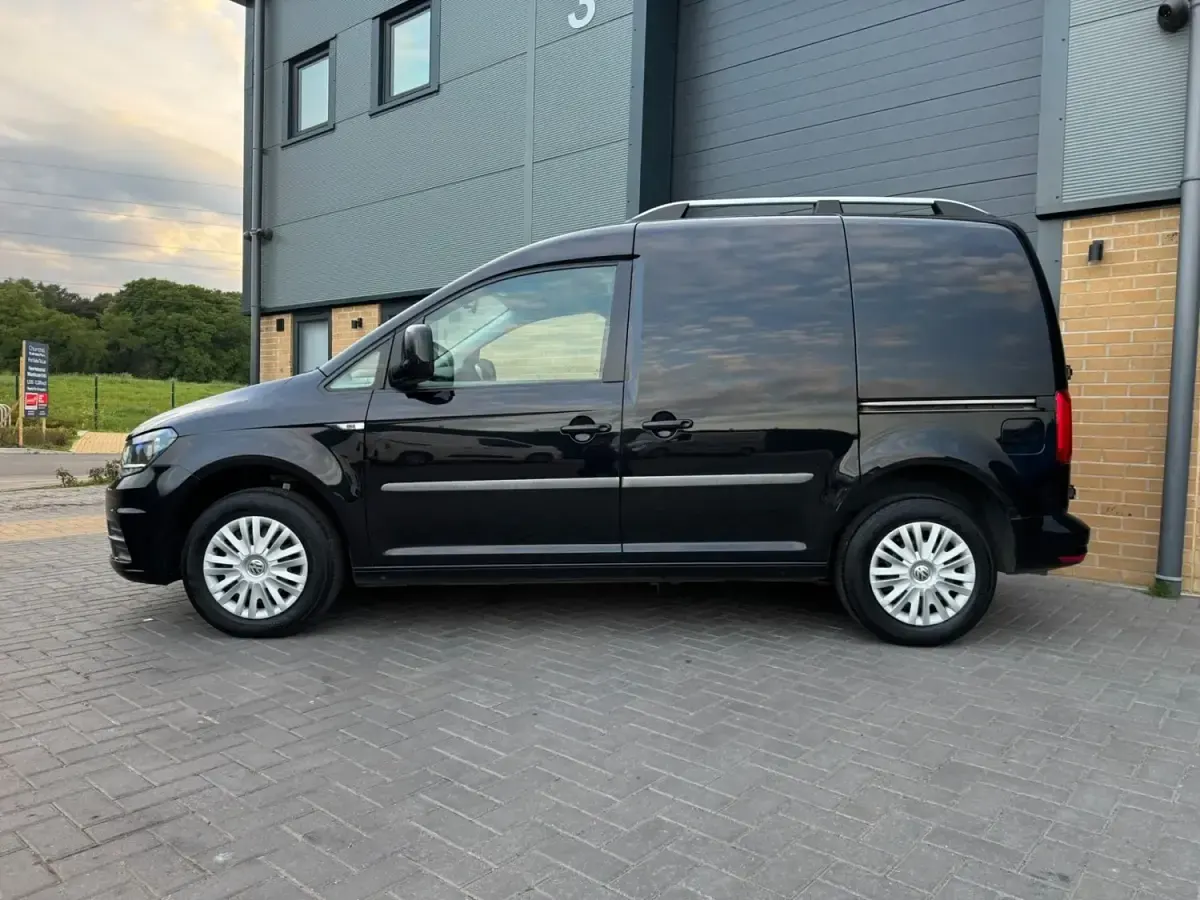 Begagnad VW Caddy Trendline 102 HK (75 kW) 2018 Svart Minibuss